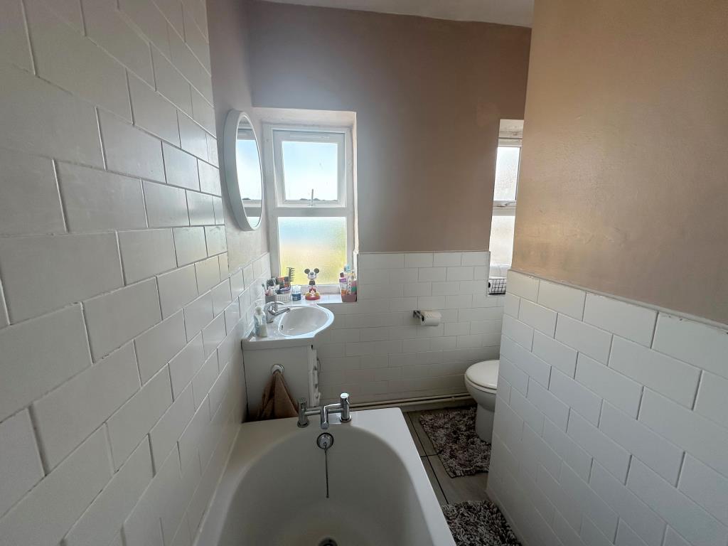Lot: 145 - VACANT TWO-BEDROOM FLAT - Bathroom with W.C.